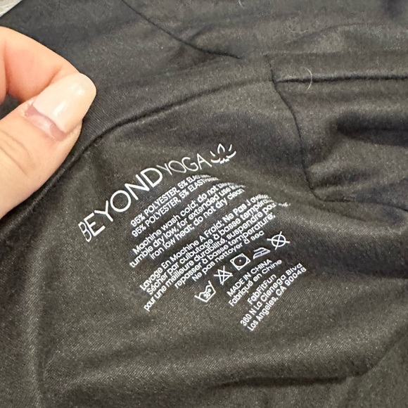 Beyond yoga pocket infinity scarf NWT black large neutral comfort activewear - Picture 6 of 7